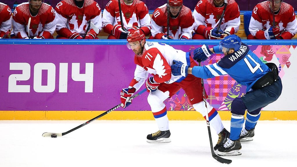 Suomen puolustaja Ossi Väänänen tarjoili kovuutta Venäjän Ilja Kovaltshukille Sotshin olympialaisten puolivälierässä helmikuussa 2014.