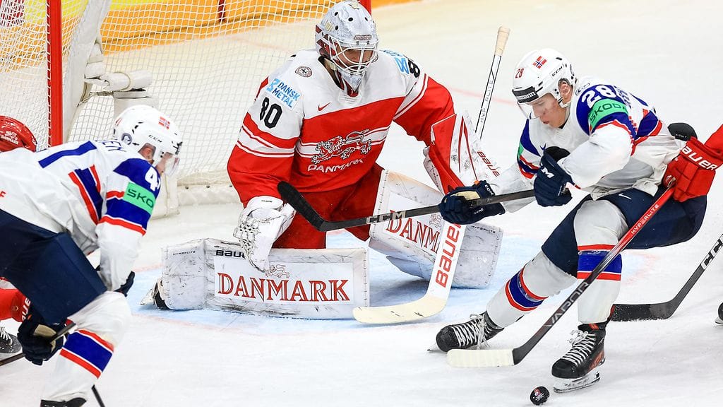 Norjan Michael Brandsegg-Nygård (oik.) vääntämässä Tanskan Frederik Dichowin vartioimalla maalilla.