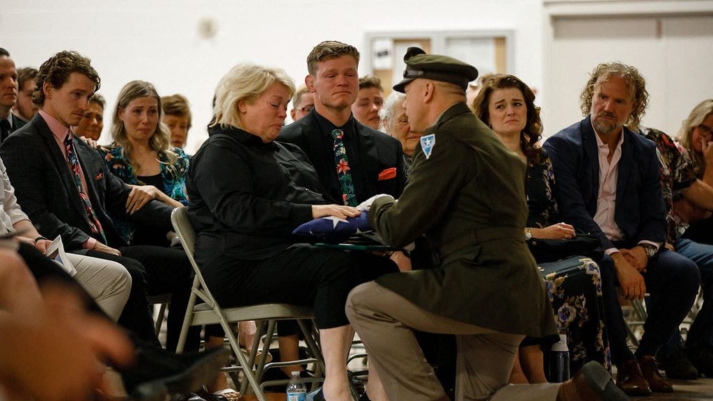 Valokuva Garrison Brownille järjestetystä muistotilaisuudesta. Kuvassa etualalla Garrisonin äiti Janelle.