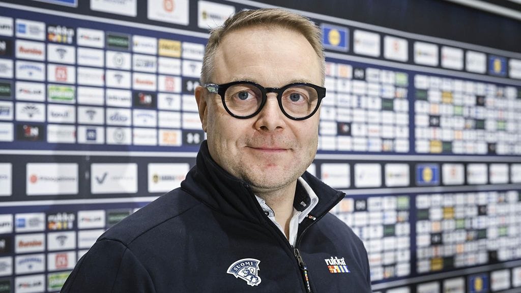 Juuso Toivola jatkaa Naisleijonien päävalmentajana.