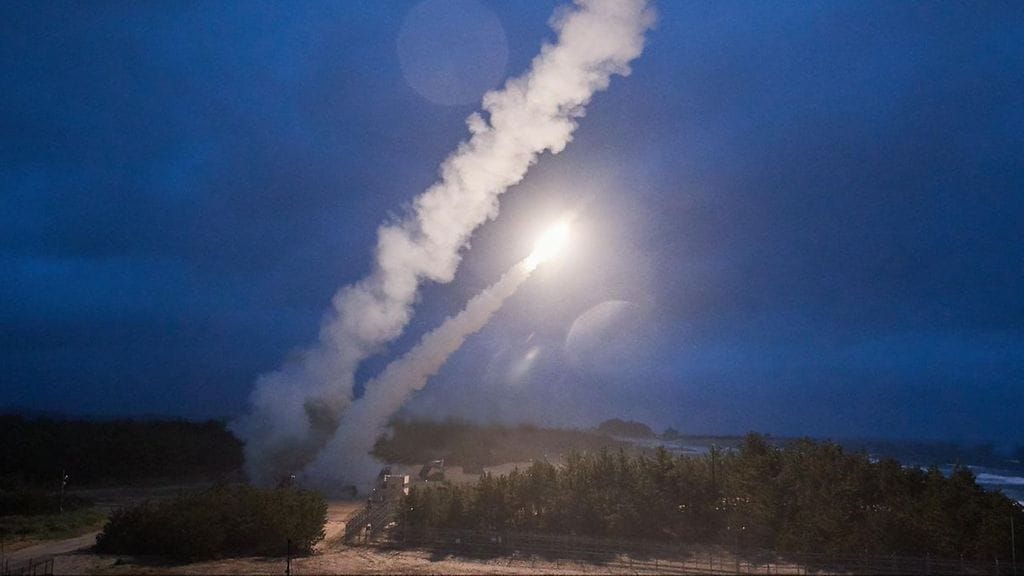 ATACMS-ohjuksen laukaisu Etelä-Koreassa. Kuvituskuva.