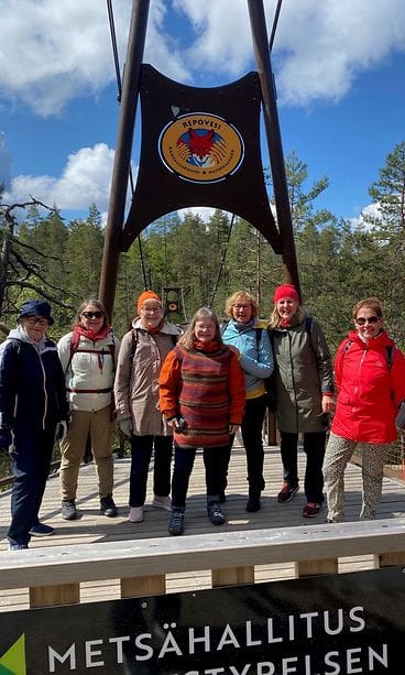 Aktivistimummot tekevät työtä ilmastonmuutosta vastaan. Kuvassa mummot Repoveden kansallispuistossa Kaakkois-Suomessa 2023.