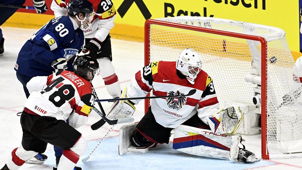 Leijonien nelosketjun laituri Saku Mäenalanen (numero 80) maalinteossa Itävaltaa vastaan.