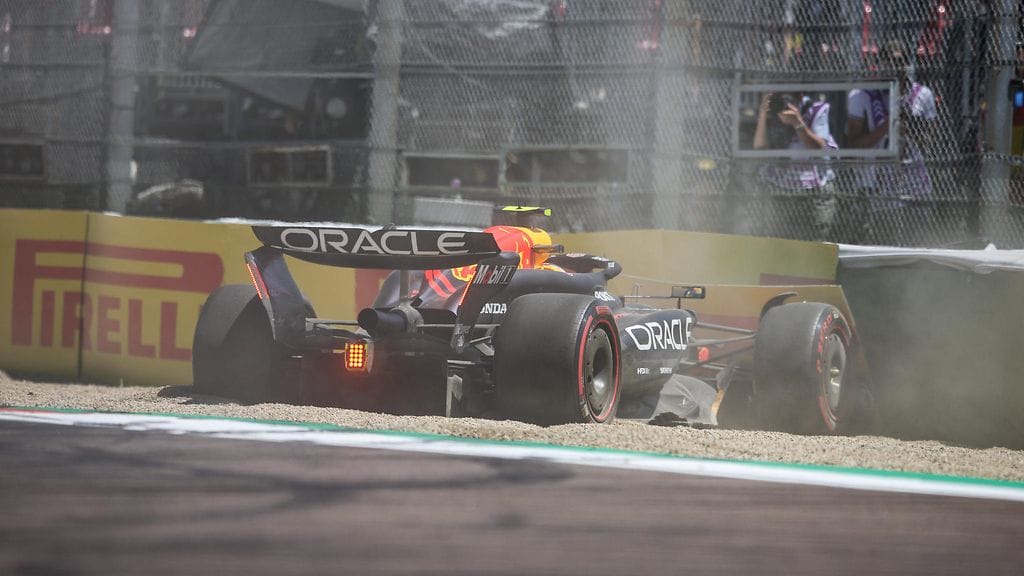 Sergio Perez ajoi seinään Imolan kolmansissa harjoituksissa.