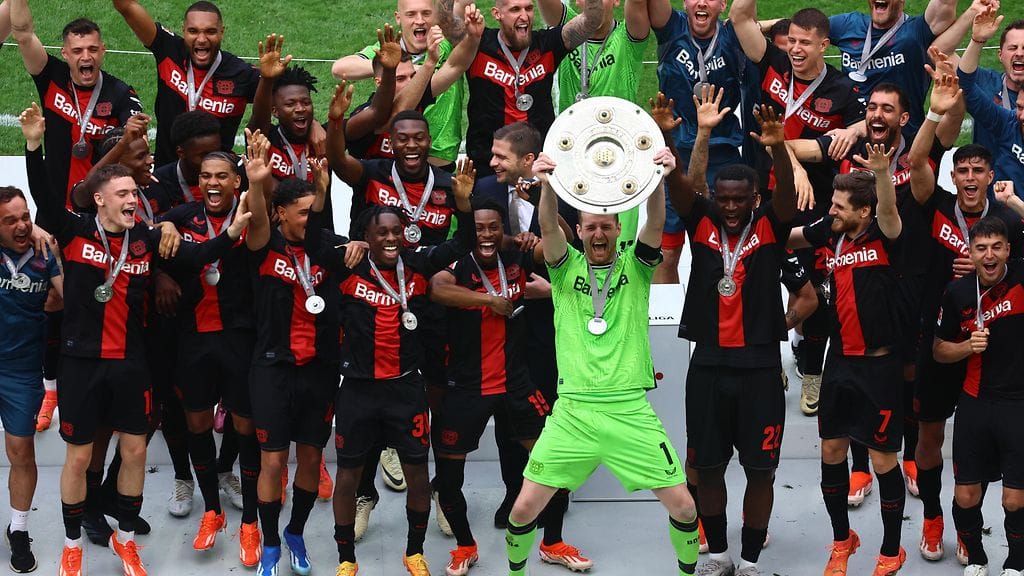 Lukas Hradecky pääsi nostamaan Bundeliigan voittolautasta.