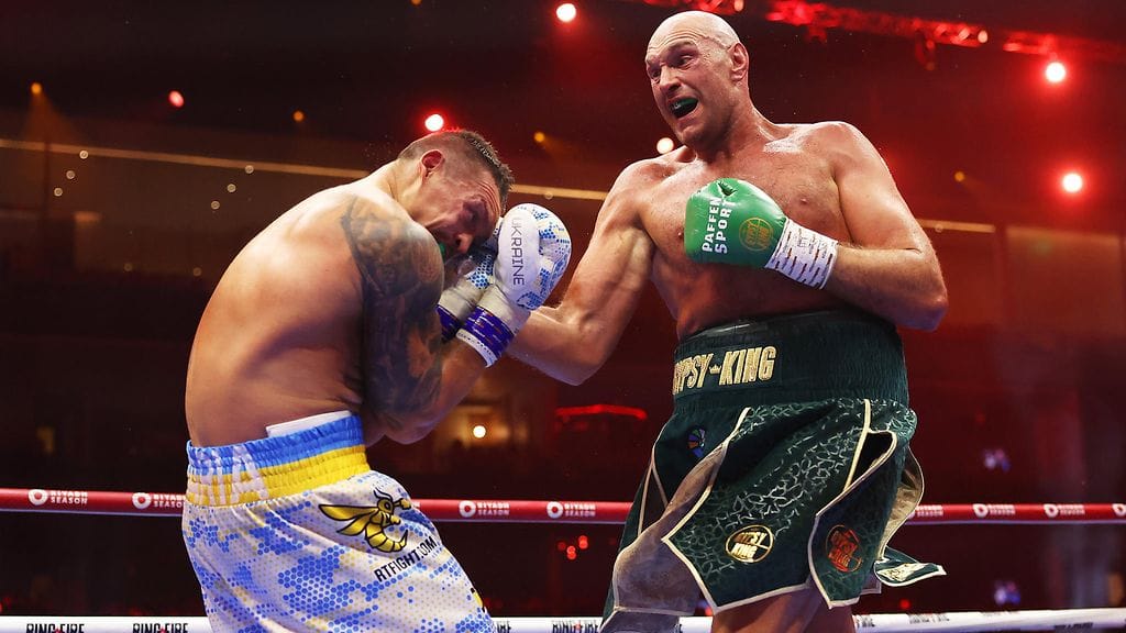 Tyson Fury käytti ulottuvuusetuaan eduksi. Hän moukaroi Oleksandr Usykia paljon vartaloon.