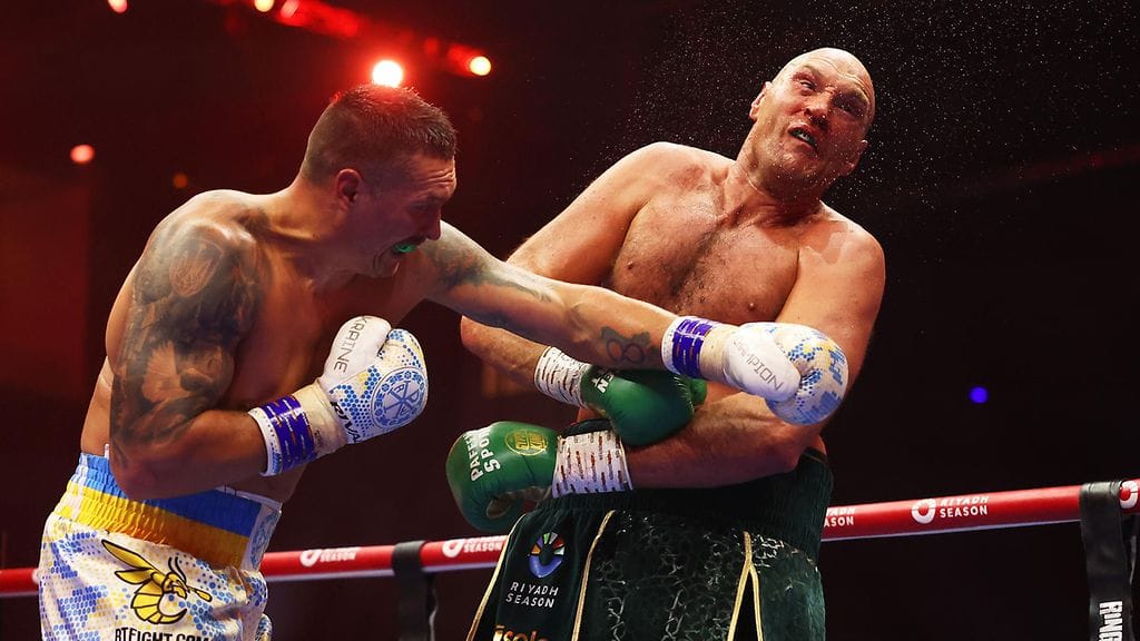 Oleksandr Usyk (vas.) kuritti Tyson Furya hurjalla tavalla ottelun 9. erässä viime toukokuussa otellussa kamppailussa.
