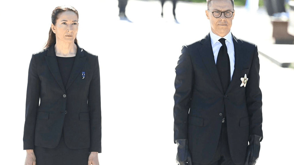 Tasavallan presidentti Alexander Stubb ja puoliso Suzanne Innes-Stubb laskivat seppeleen kaatuneiden muistopäivän kunniaksi Sankarihautausmaalla Hietaniemen hautausmaalla.