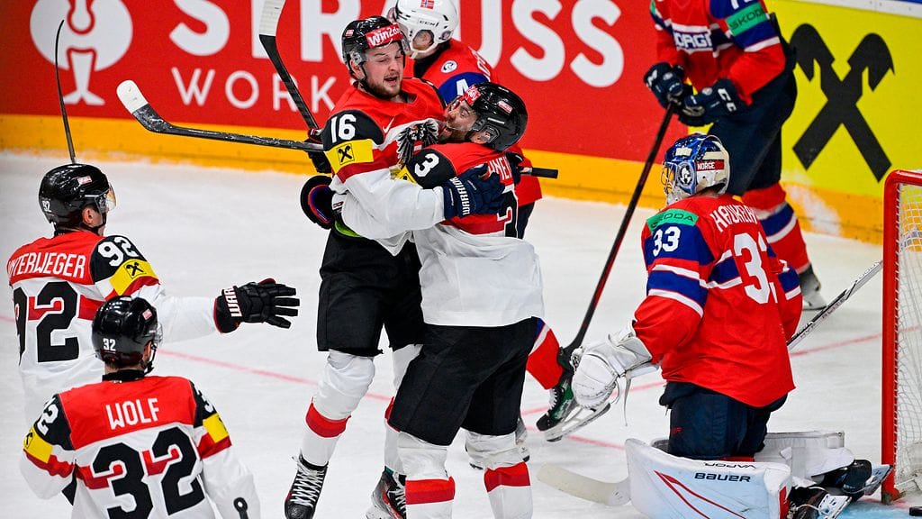 Peter Schneider (halattavana, numero 3) painoi kaksi uunia Norjan verkkoon.