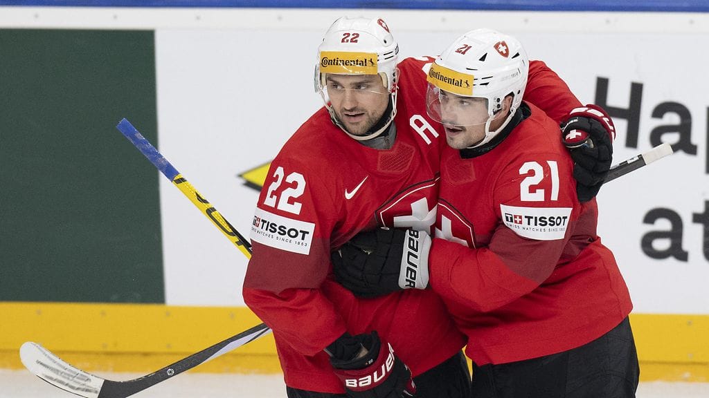 Kevin Fiala (oik.) teki maalin Kanadaa vastaan, mutta joutui ulosajetuksi ottelun toisessa erässä.