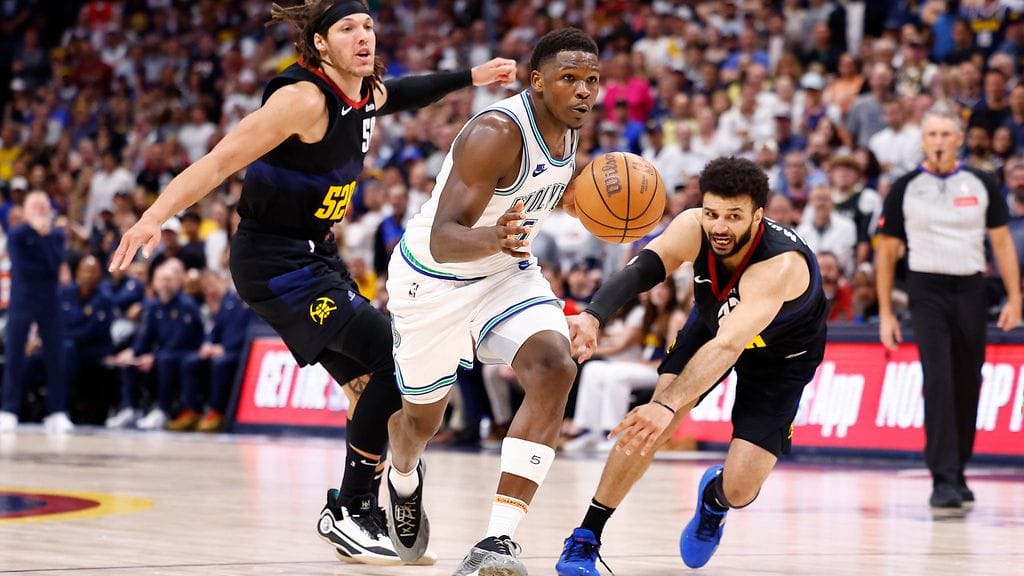 Anthony Edwardsin (kesk.) Minnesota Timberwolves jyräsi läntisen konferenssin finaaleihin.