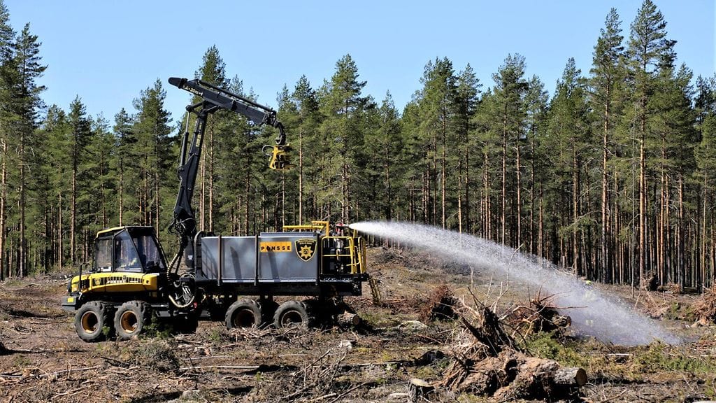 Kuvituskuvaa, kuva ei liity tapaukseen. Metsäkoneen alustalle rakennettu sammutuskone Mörkö kansainvälisen pelastustoiminnan harjoituksessa Jämijärvellä 15. toukokuuta 2024. Pelastusopiston järjestämässä harjoituksessa harjoittelee suomalainen kansainväliseen valmiuteen tähtäävä maastopalomuodostelma.