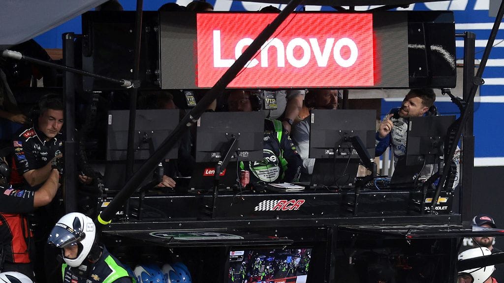 Ricky Stenhouse Jr. (oik.) kävi kuumana keskeytyksensä jälkeen.