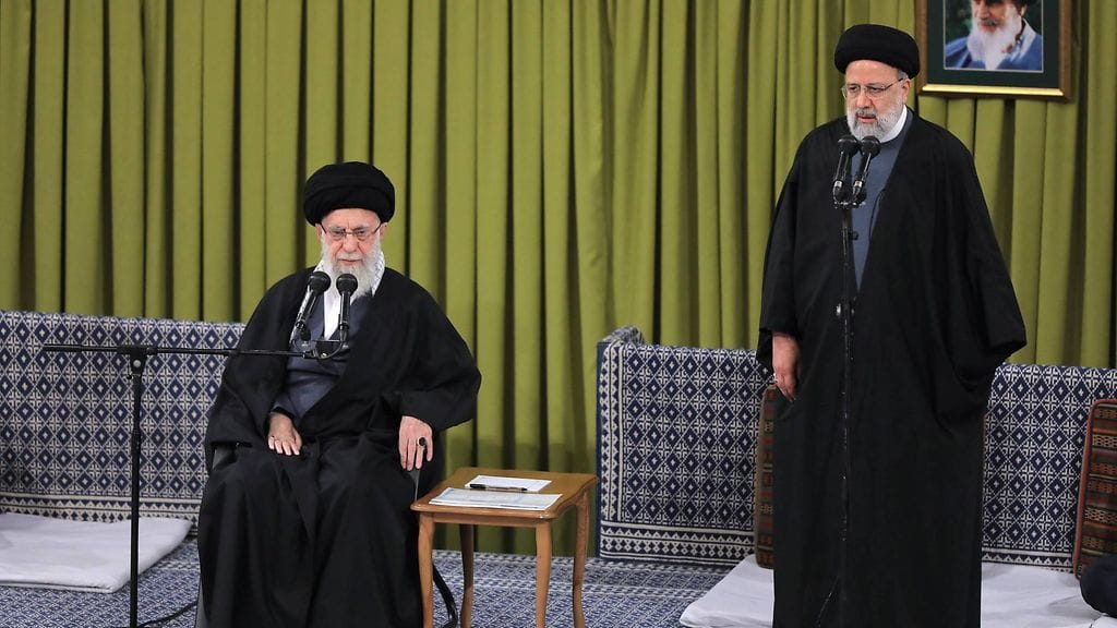 Ebrahimi Raisia (oik.) pidettiin Irakin ylimmän johtajan, ajatollah Ali Khameinin (vas.)  seuraajaehdokkaana.