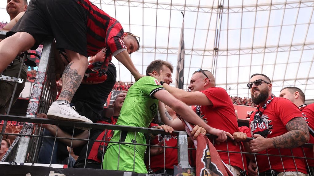 Leverkusen-kapteeni Lukas Hradecky juhli Bundesliigan mestaruutta kannattajien keskellä viime viikonloppuna.