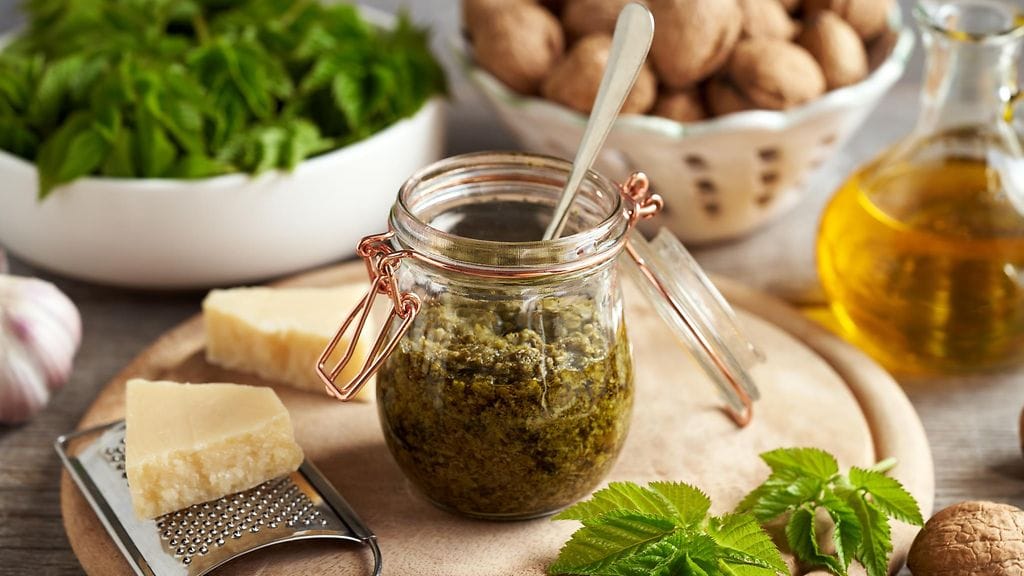 Vuohenputkipesto villiyrtit pesto