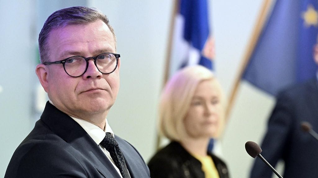 Pääministeri Petteri Orpo ja sisäministeri Mari Rantanen rajalakia koskevassa tiedotustilaisuudessa toukokuussa.