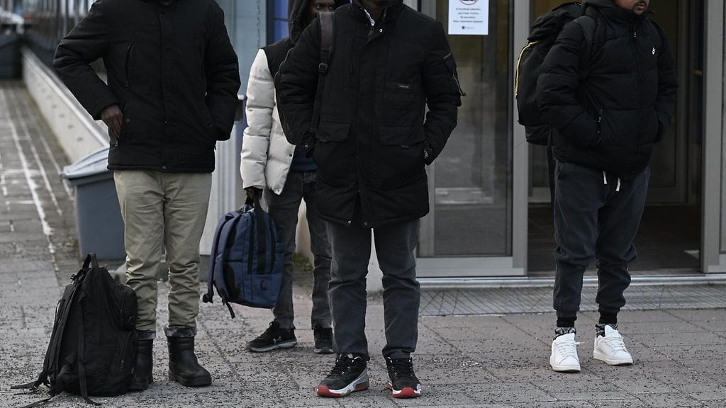 LK 21.5.2025 Venäjältä tulevia turvapaikanhakijoita Venäjän ja Suomen välisellä Nuijamaan raja-asemalla Lappeenrannassa varhain aamulla 16. marraskuuta 2023.