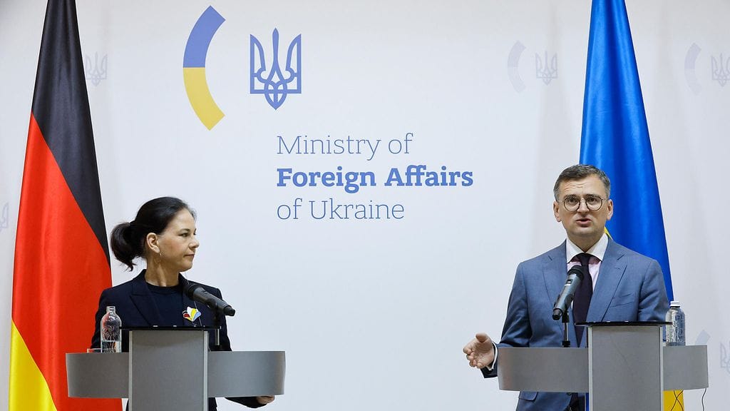 Ukrainan ulkoministeri Dmytro Kuleba yhdessä Kiovassa vierailevan saksalaiskollegansa Annalena Baerbockin kanssa pitämässään tiedotustilaisuudessa tiistaina.