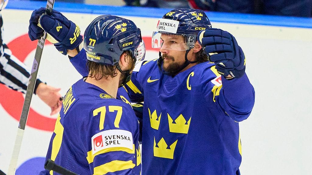 Victor Hedman (vas.) ja Erik Karlsson on erotettu nyt myös Ruotsin ylivoimassa toisistaan.