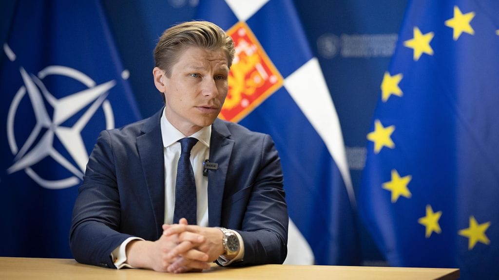 Puolustusministeri Antti Häkkänen on huolissaan Venäjän ja sen liittolaisten ammustuotannon määrästä.
