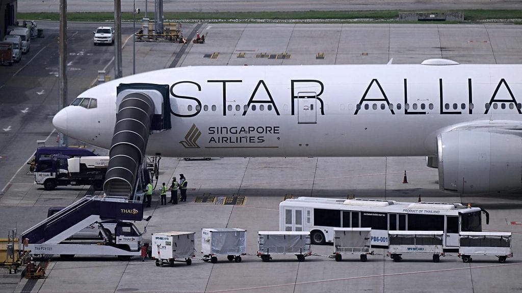 LK 22.4.2024 Singapore Airlinesin lento SQ321 oli matkalla Lontoosta Singaporeen ennen kuin se teki hätälaskun Bangkokiin voimakkaan turbulenssin vuoksi. Tässä kone Bangkokin Suvarnabhumin kansainvälisen lentokentän asematasolla..