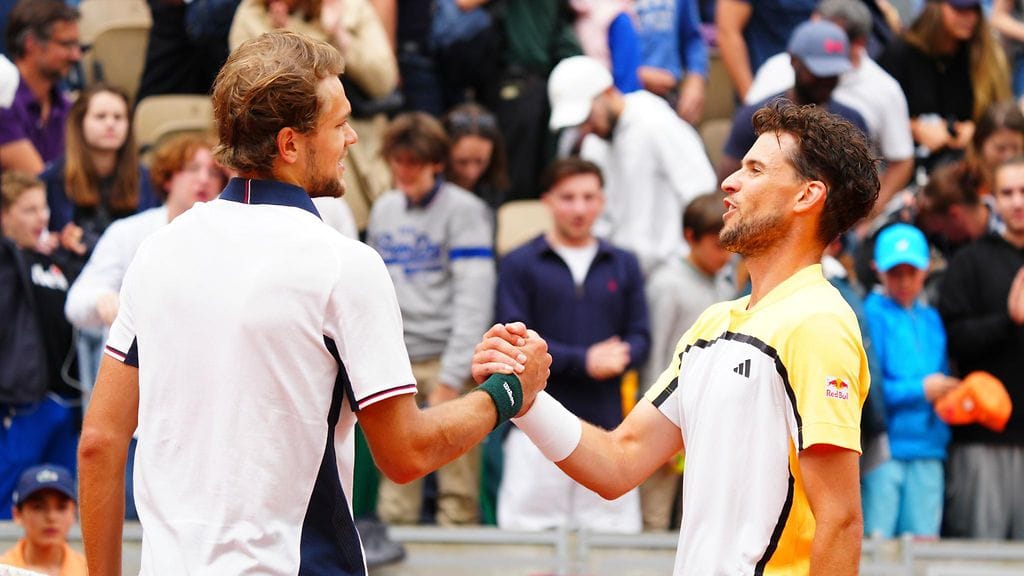 Alavireisesti viime ajat esiintynyt Dominic Thiem onnitteli Otto Virtasta Roland Garrosilla.