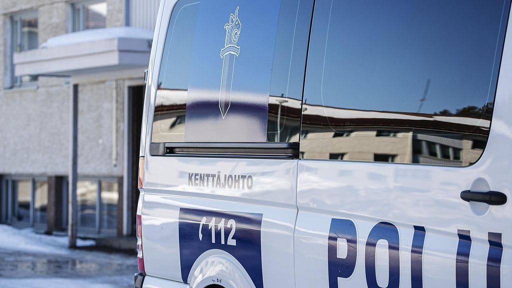 Rikoksista epäilty mies työskenteli poliisina Oulun poliisilaitoksella. Rikosepäilyjen tultua ilmi hänet irtisanottiin.
