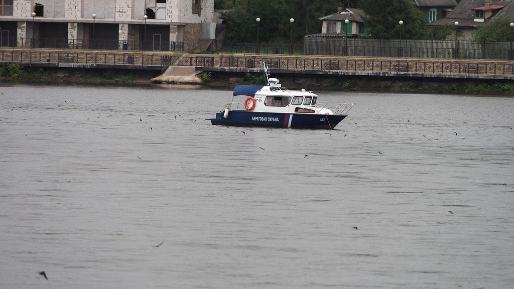 Arkistokuvassa Venäjän viranomaisten vene partioi Narvajoella.