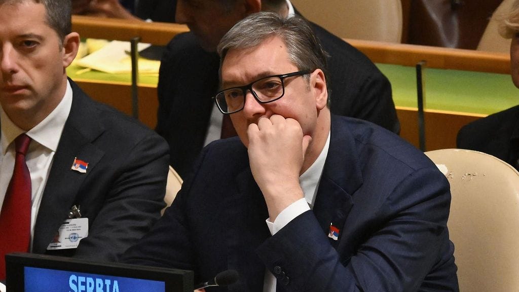 Serbian presidentti Aleksandar Vucic New Yorkissa YK:n yleiskokouksessa, jossa äänestettiin Srebrenican kansanmurhan muistopäivän perustamisesta. Vucic varoitti ennen äänestystä, että muistopäivän luominen vain avaa vanhat haavat.