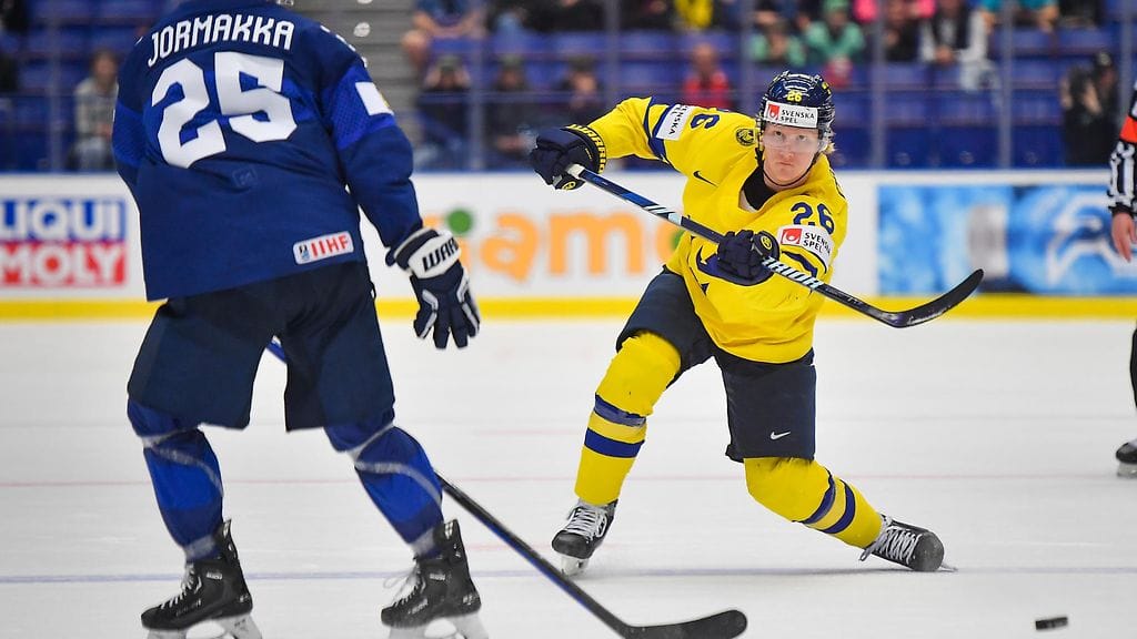 Rasmus Dahlin on nähty Tre Kronor -paidassa MM-kisoissa 2022 ja 2024.