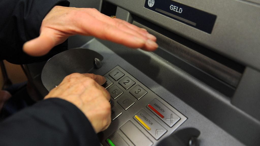 Poliisi muistuttaa näppäilemään pankkikortin tunnusluvun niin, ettei ulkopuolisten ole mahdollista nähdä sitä.