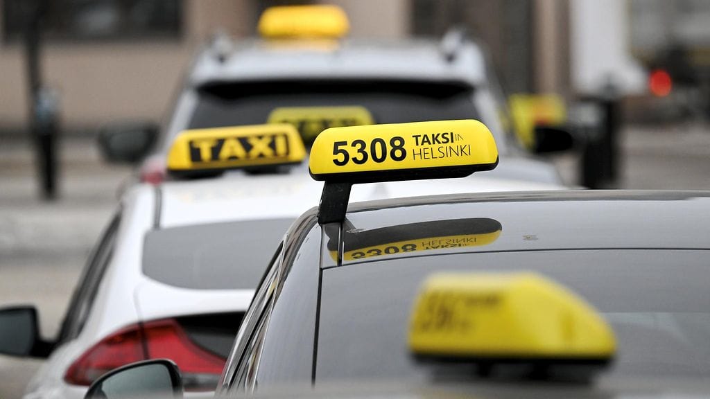 Liikenne- ja viestintäministeriö on lähettänyt lausuntokierrokselle arviomuistion toimista, joilla on määrä korjata taksialalle syntyneitä epäkohtia. Kuvituskuvassa takseja taksitolpalla Elielinaukiolla Helsingissä 13. helmikuuta.