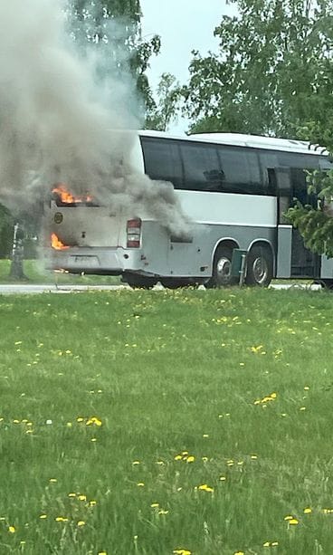 Onnibusin lija-auto ilmiliekeissä Hiuttisissa Satkunnassa.