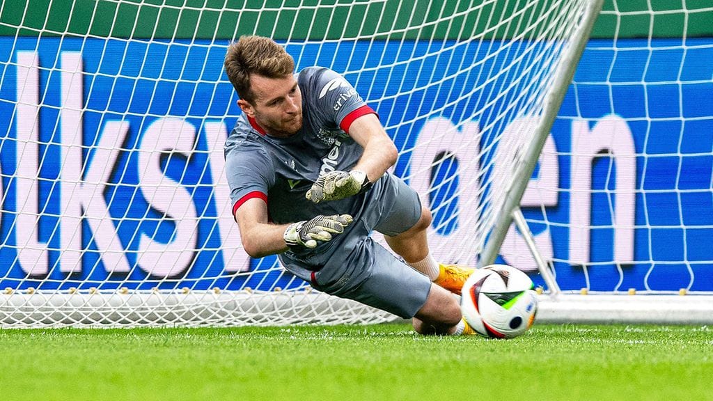 Lukas Hradecky torjuu Saksan cupin finaalissa Leverkusenin maalilla.