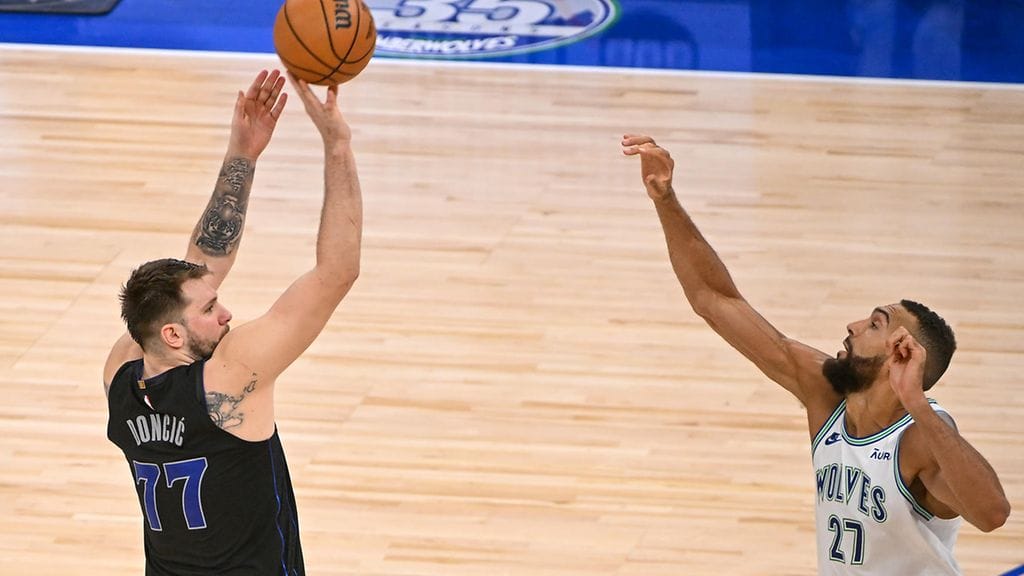Luka Doncic vei Rudy Gobertin kahville kolmen pisteen kaarella.