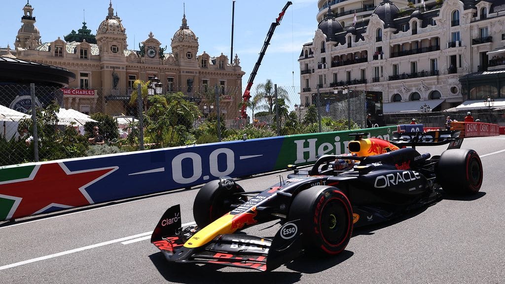 Max Verstappenin ja Red Bullin aika-ajo Monacossa meni täysin penkin alle.