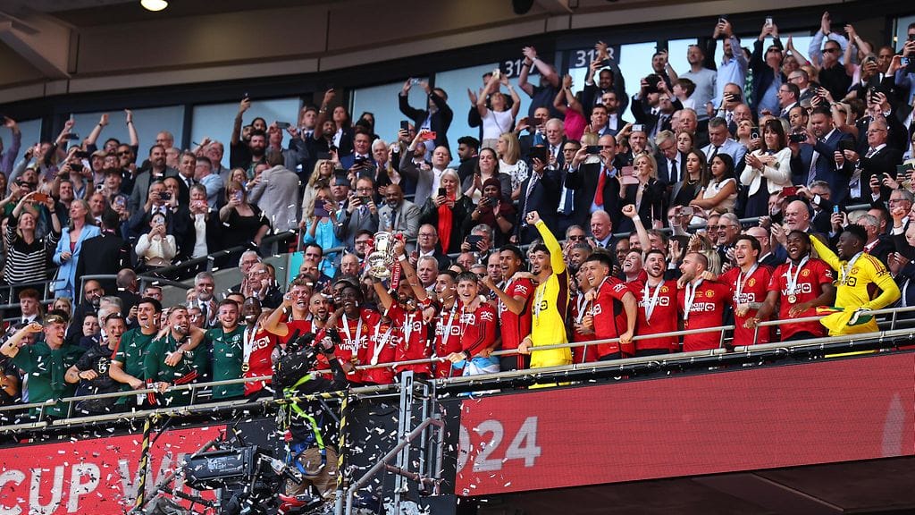 Manchester United juhlii Englannin FA Cupin mestaruutta. Manchester City kaatui loppuottelussa numeroin 2-1.