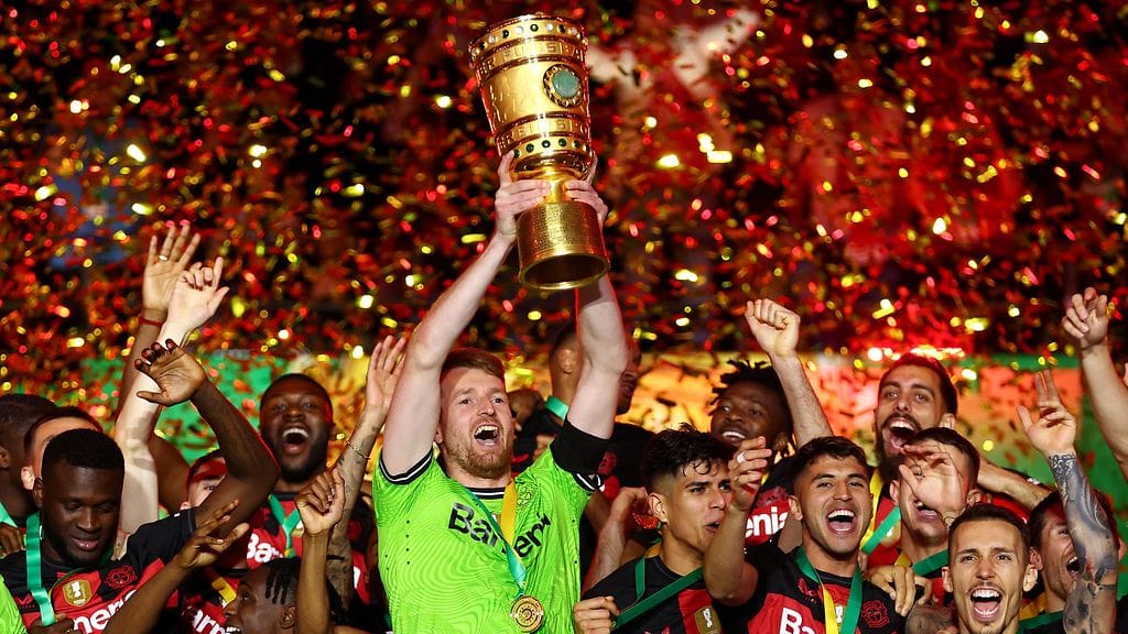 Lukas Hradecky ja Bayer Leverkusen pääsivät juhlimaan Saksan cupin voittoa.