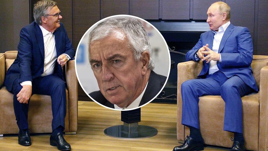 IIHF:n kunnipuheenjohtaja René Fasel (vasemmalla) ja hänen tukemansa Venäjän presidentti Vladimir Putin (oikealla). Välissä IIHF:n nykyinen puheenjohtaja Luc Tardif.