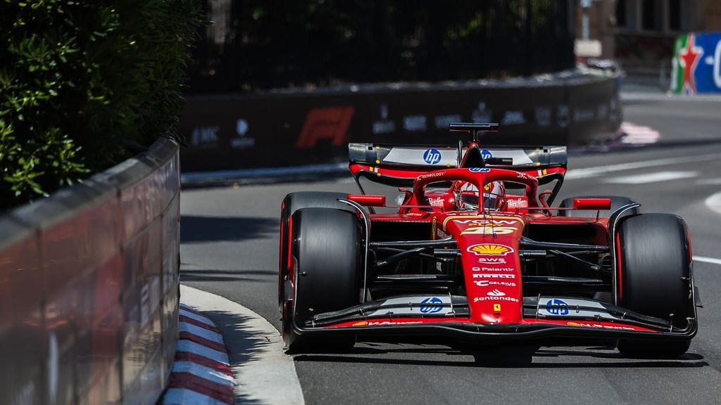Charles Leclerc johtaa Monacon GP:tä.