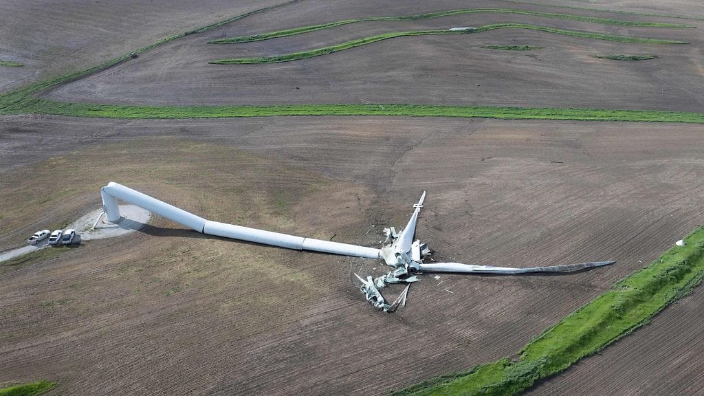 Tornadon kaatama tuulivoimala makasi pellolla Prescottissa, Iowassa 22. toukokuuta. Tämän kesän hurrikaanikausi on alkanut Yhdysvalloissa poikkeuksellisen voimakkaana.