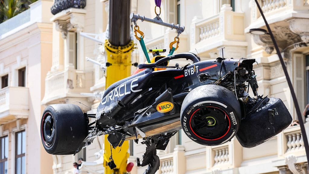 Sergio Perezin auto meni pahasti rusinaksi.