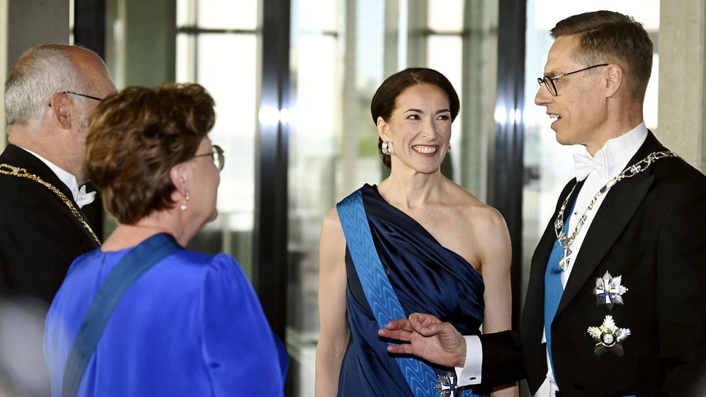 Presidentti Alexander Stubb ja puoliso Suzanne Innes-Stubb juttelivat Viron presidentin Alar Kariksen ja puolison Sirje Kariksen kanssa juhlaillallisella Tallinnassa maanantaina.