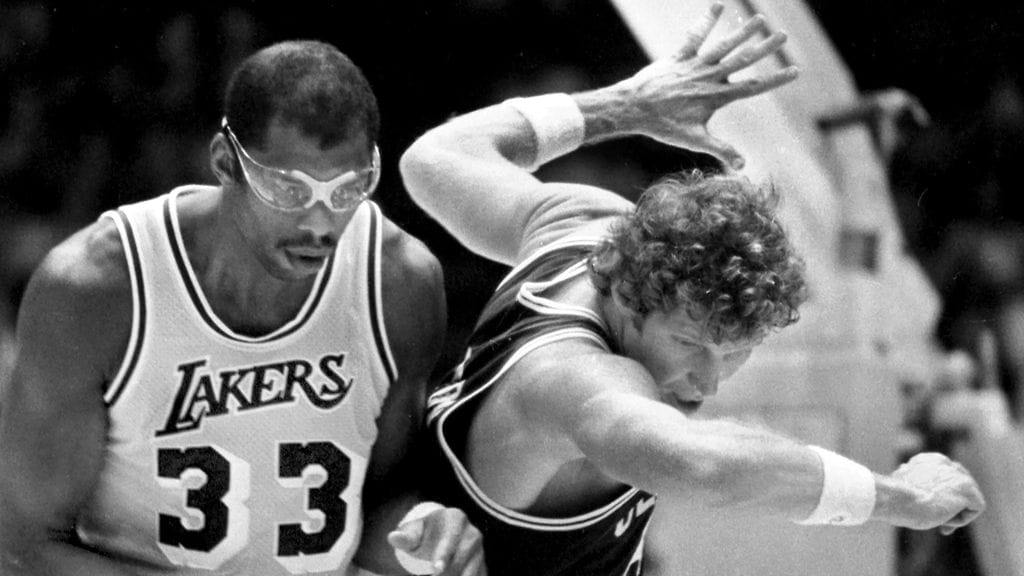 Bill Walton (oik.) kävi uransa aikana kovia parkettitaistoja muun muassa Kareem Abdul-Jabbarin kanssa. Kuva vuodelta 1987.