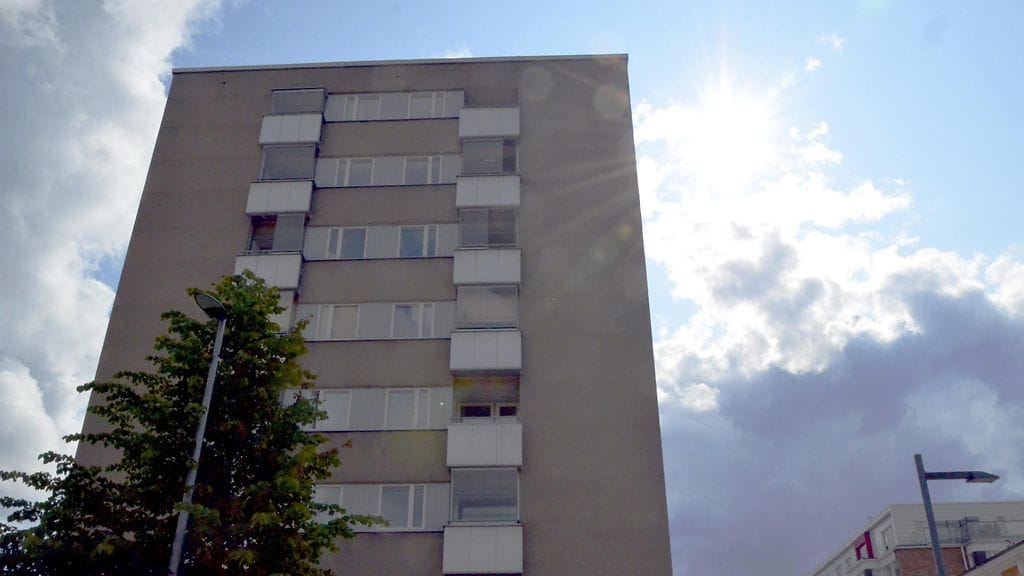 Vanha kerrostalo Oulun keskustassa 18. heinäkuuta 2019.