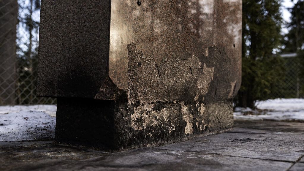 Neuvostosotilaiden hautausmaa Helsingin Kivikossa maaliskuussa 2023.