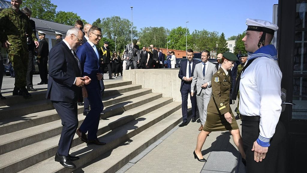Presidentti Alexander Stubb saapui yhdessä presidentti Alar Karisin kanssa Viron laivastotukikohtaan.