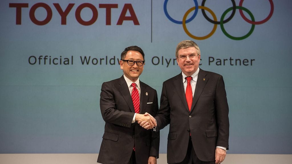 Toyotan pääjohtaja Akio Toyoda ja KOK:n puheenjohtaja Thomas Bach löivät kättä päälle maaliskuussa 2015.