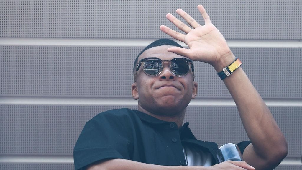PSG:n jättävä Kylian Mbappe seurasi viikonloppuna F1-kisan tapahtumia Monacossa.